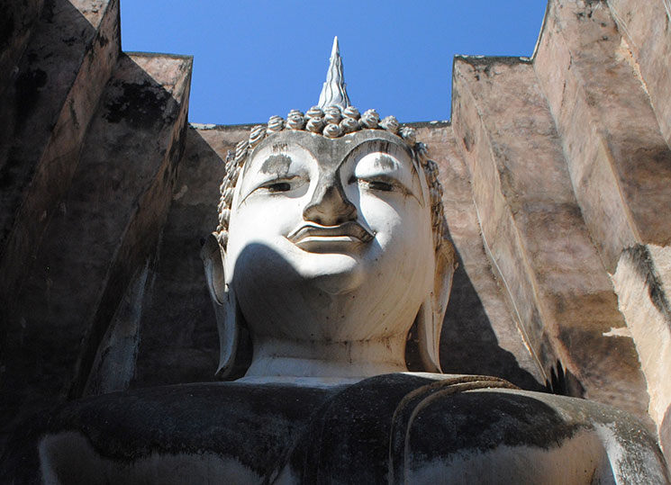 巨大仏像の神秘的な表情