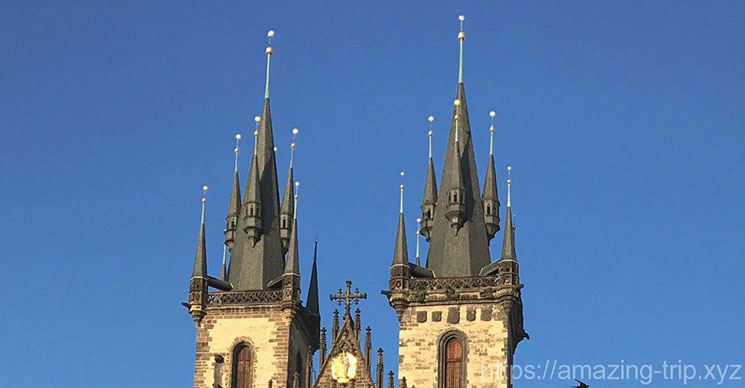 教会の2つの鐘楼と左右8つの尖塔
