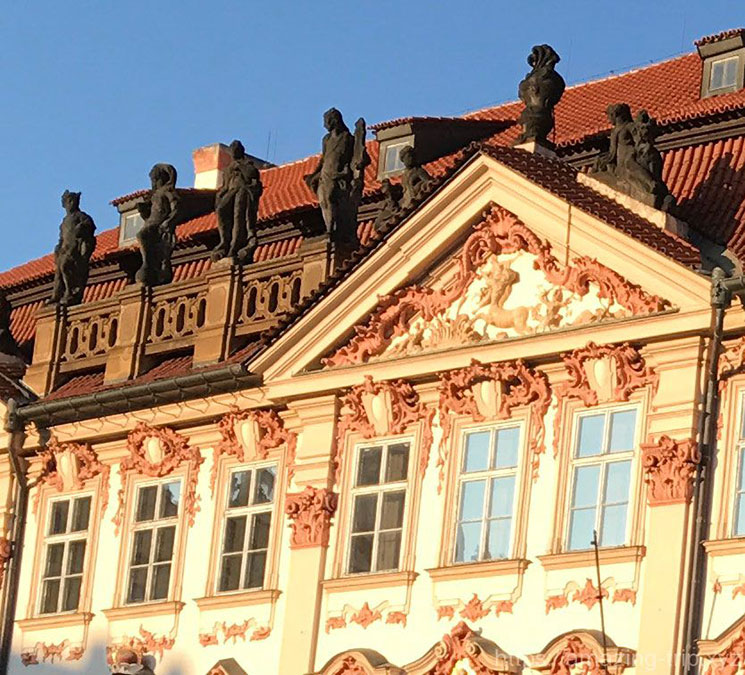 キンスキー宮殿の窓装飾と彫像