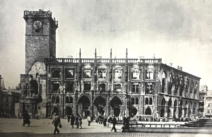 1945年に第二次世界大戦の空爆で大きな被害を受けた旧市庁舎