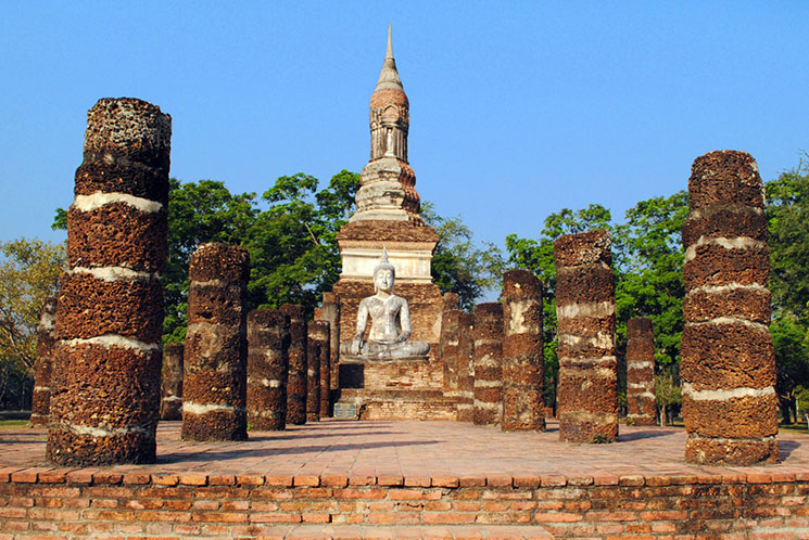 ワット・トラパングンの西側の仏塔と仏像