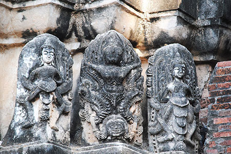 ワット・シーサワーイ 仏塔の掘られた小さな仏像