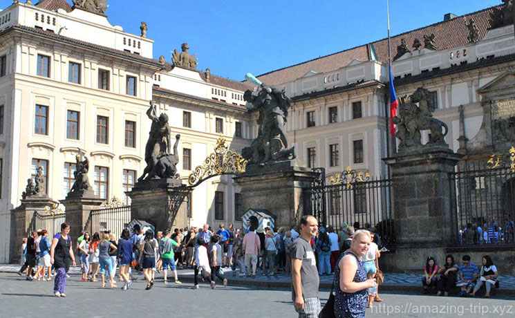 プラハ城の正門を守る巨人像。