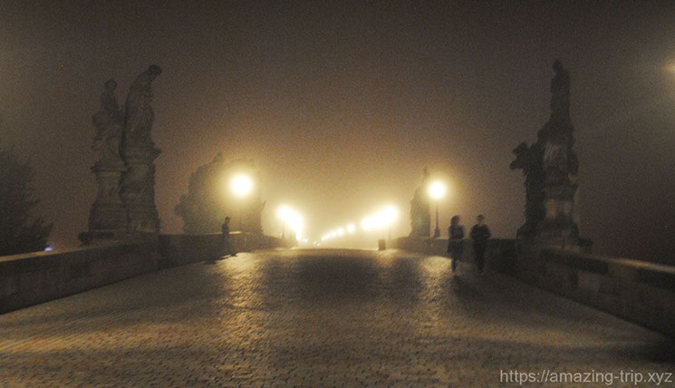 霧に包まれる夜明け前のカレル橋