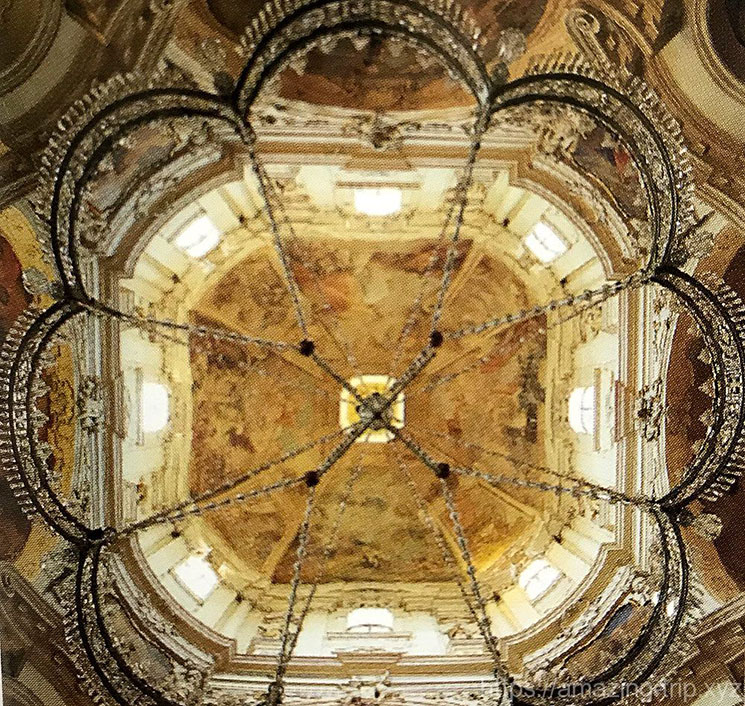 教会ドーム天井の「聖ミクラーシュの祝祭」