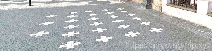 旧市街広場の地面に描かれた27の十字架