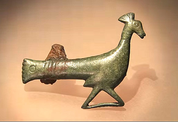 6世紀物の孔雀を象ったブローチ