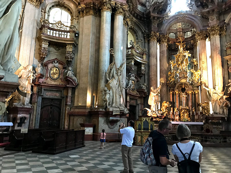 教会正面中央の主祭壇と聖ニコラス像