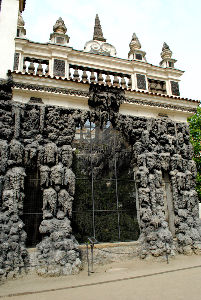 鍾乳石の装飾で作られた建物