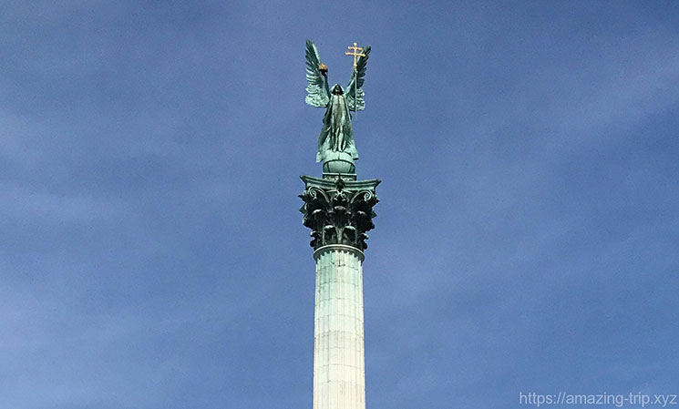広場の中央 塔の上に建つ大天使ガブリエル像