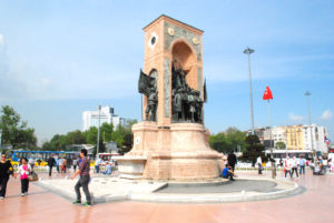 イスタンブール タクシム広場 行き方、歴史、観光情報