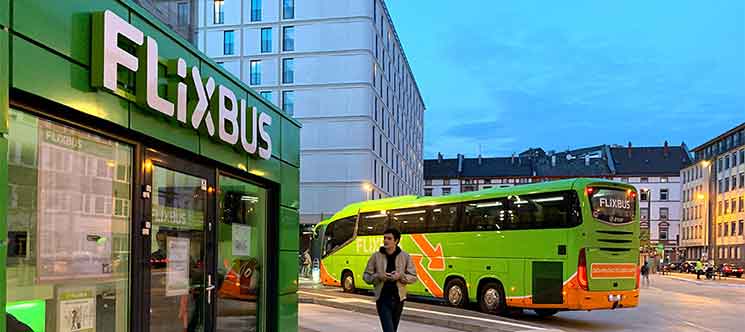 FlixBusのオフィスとバス