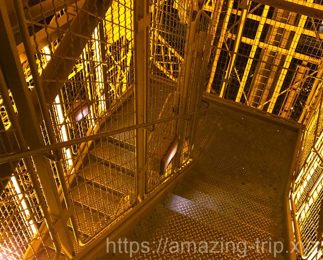 エッフェル塔の階段