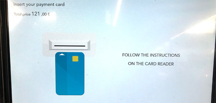 自動券売機 クレジットカードの挿入指示画面