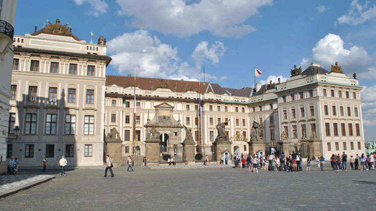 フラッチャ二広場とプラハ城正門の景観