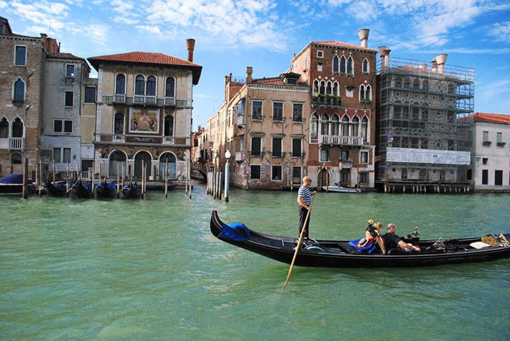 ヴェネチアの運河とゴンドラ