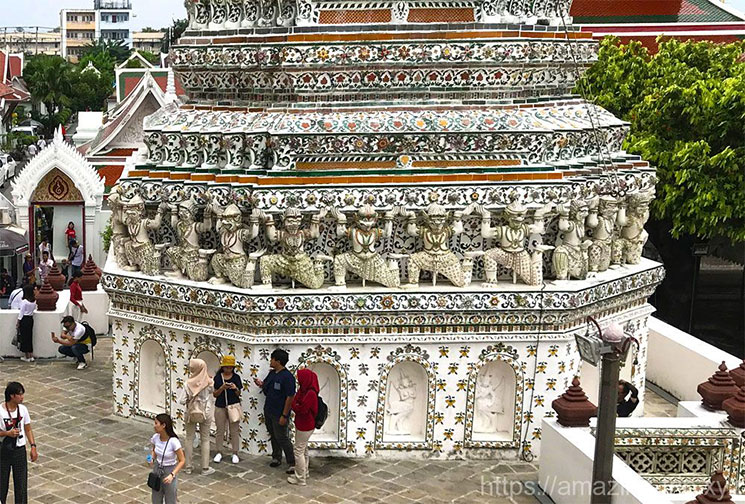 仏塔の装飾と台座の彫像