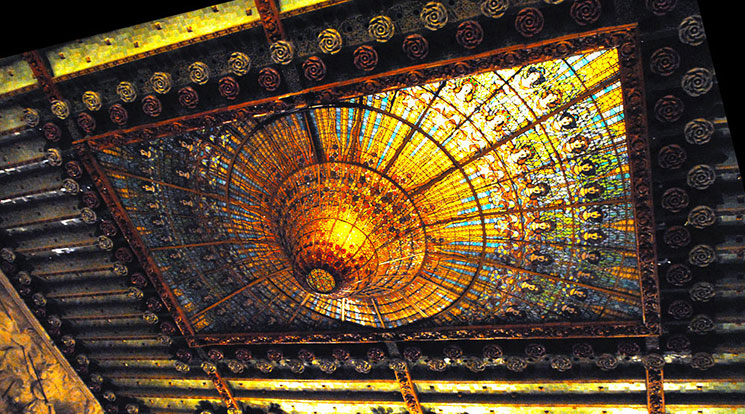 コンサートホール 天井のステンドグラス
