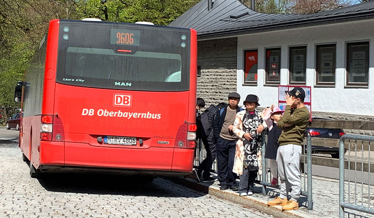 RVA ホーエンシュヴァンガウ行きの赤いバス