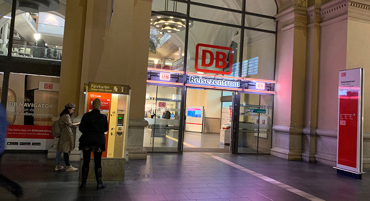 DB フランクフルト中央駅のチケットオフィス（Reise-zentrum）
