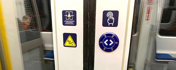 電車内 ドアの開閉ボタン