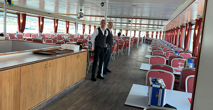 KDクルーズ船 １階のレストラン席とスタッフ