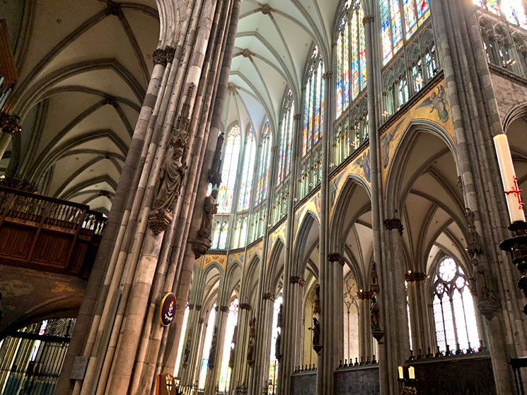 ケルン大聖堂の柱とステンドグラス
