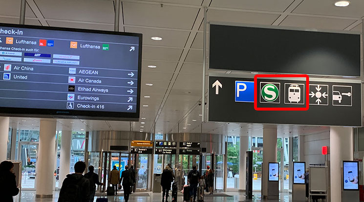 ミュンヘン空港内 Sバーンへの案内標識