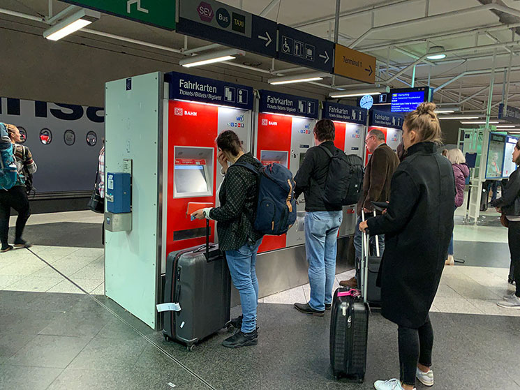 ミュンヘン空港駅乗車ホーム設置の券売機