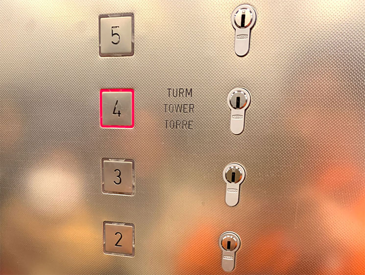 エレベーターで4階へ