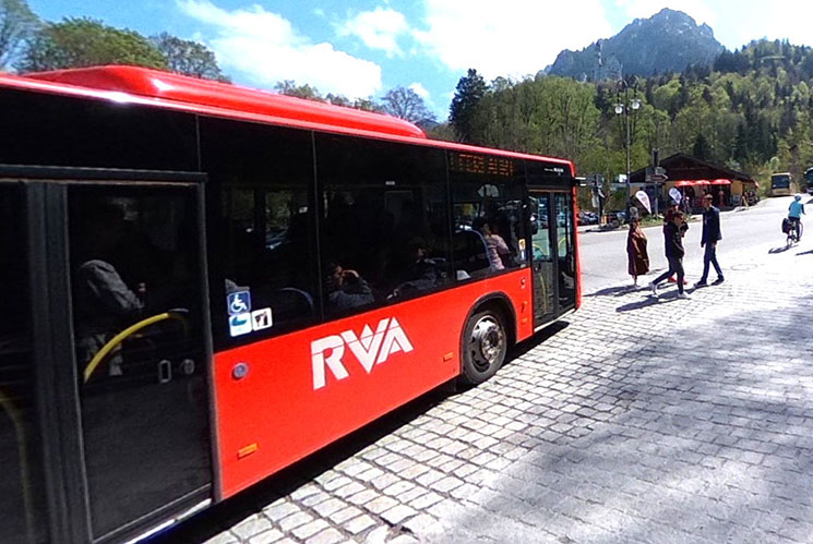 RVA ホーエンシュヴァンガウ行きの赤いバス
