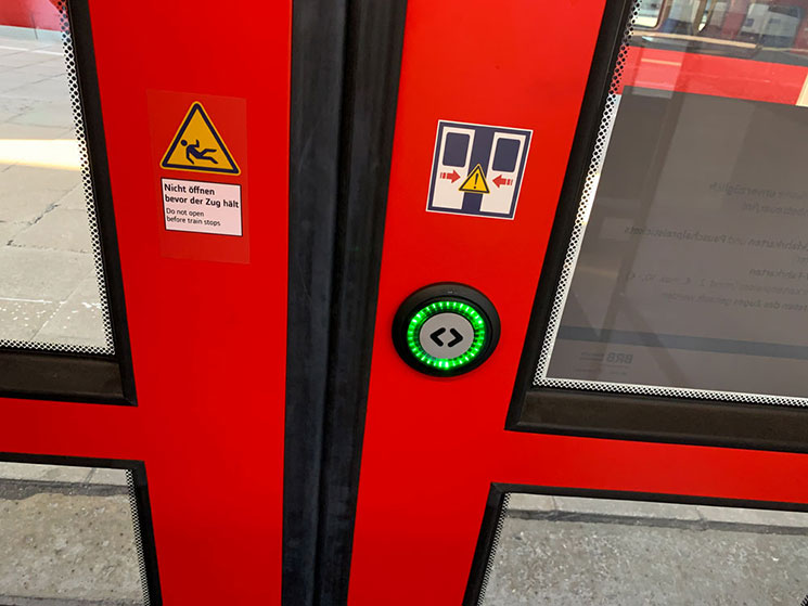 ドイツ国鉄ICE ドアの開閉ボタン