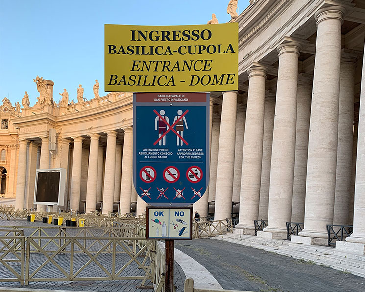 サン・ピエトロ大聖堂 入口の看板