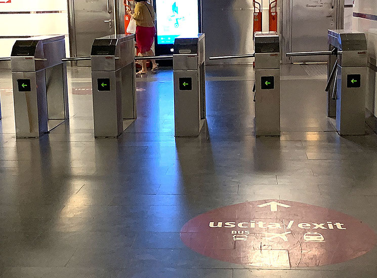 地下鉄 出口側の改札機