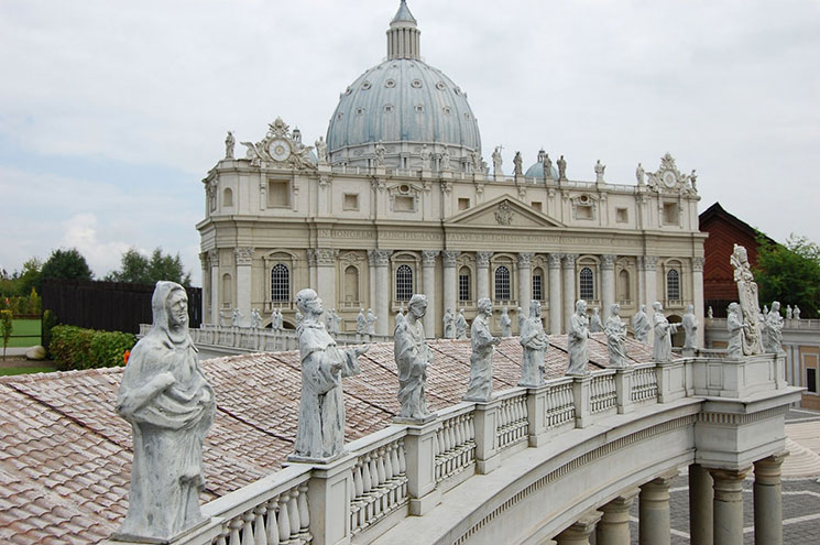 サン・ピエトロ広場 欄干の上の聖人像
