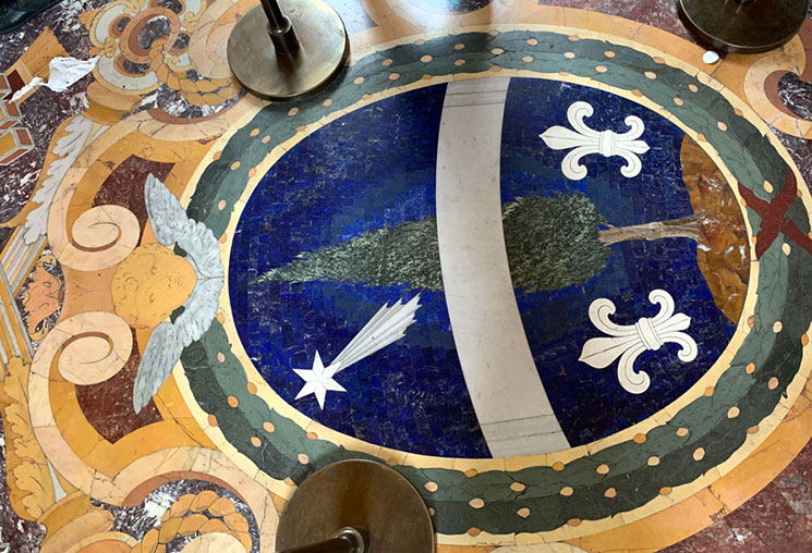 燭台のギャラリー 床に描かれたレオ13世の紋章