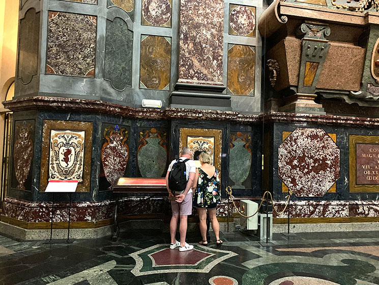 君主の礼拝堂 壁面の装飾 トスカーナ大公国の16の紋章