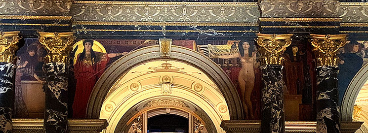 グスタフ・クリムト作の壁画 女神パラス・アテナ（左）とエジプトの裸婦（右）