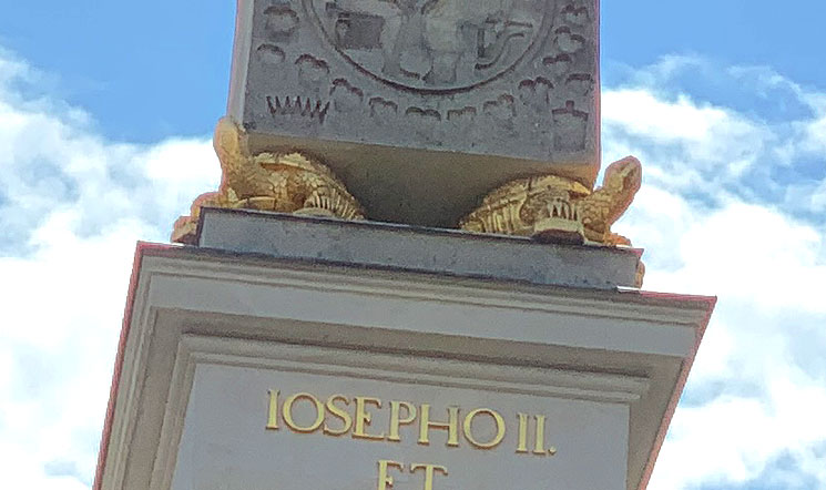 オベリスクの噴水を支える亀の像