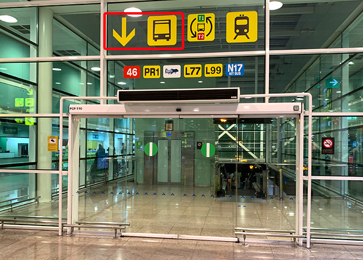 バルセロナ＝エル・プラット空港 交通機関へのアクセス案内板