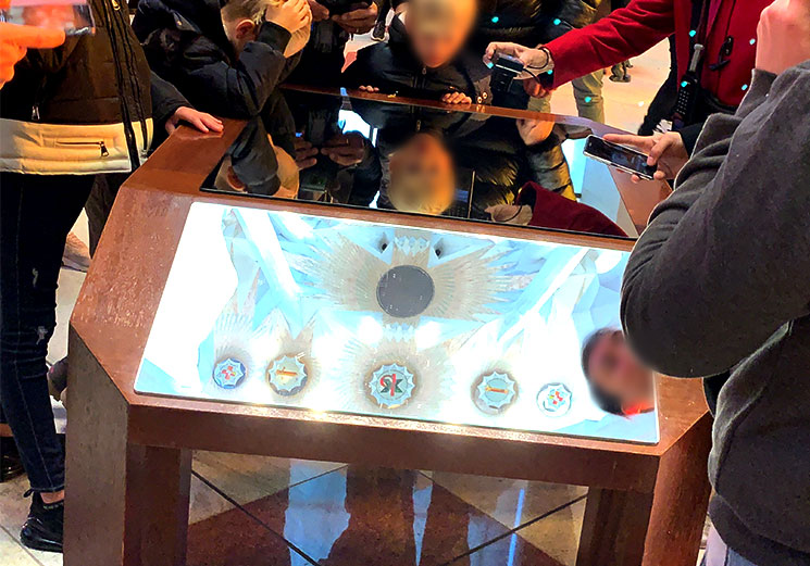 サグラダファミリア聖堂内 鏡のテーブル