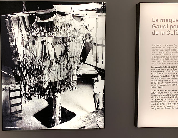 博物館 ガウディの逆さ吊り実験の写真