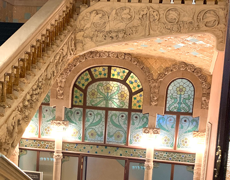 カタルーニャ音楽堂 大階段の装飾とステンドグラス