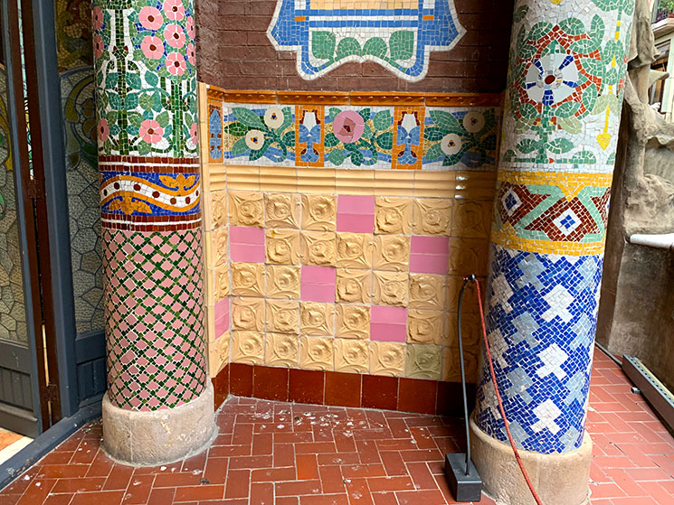 ルイスミレーホール 花模様のモザイク装飾