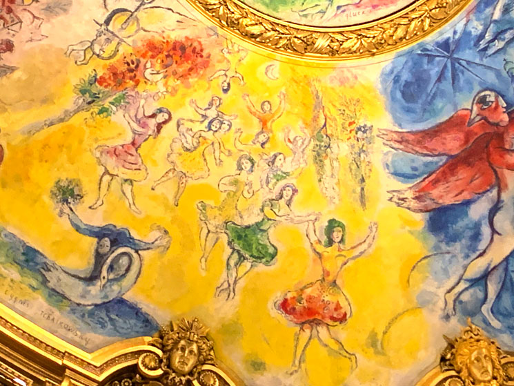 マルク・シャガールの天井画「夢の花束」の「白鳥の湖」