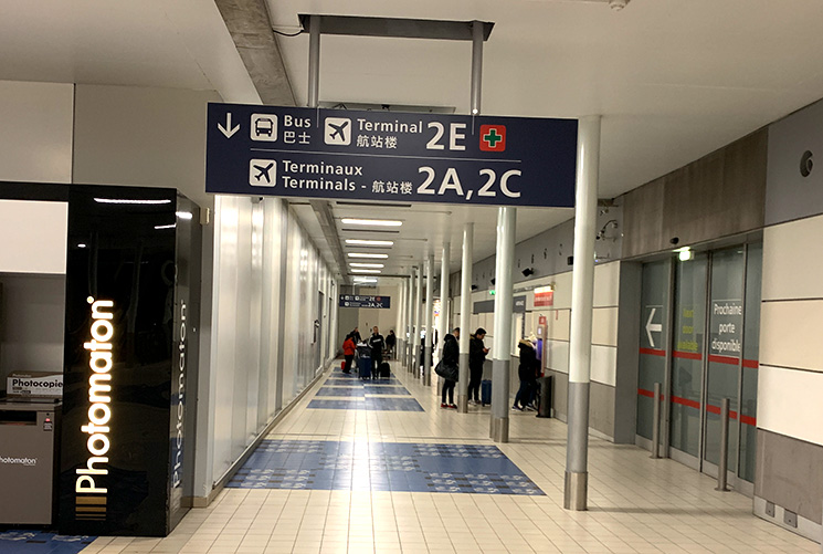 パリ CDG空港ターミナル2 バスの案内標識