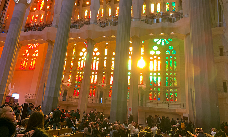 サグラダファミリア聖堂内部 ステンドグラスから差し込む夕陽