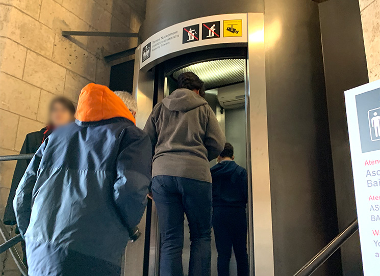 塔のエレベーターに乗り込む観光客