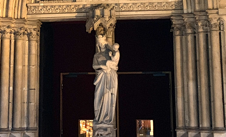 マリア（イエスの母）の彫像