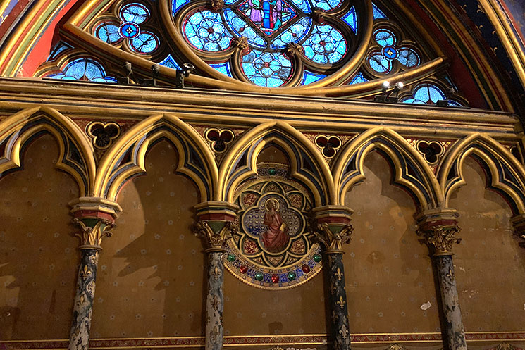 サント・シャペル 1階礼拝堂のステンドグラスと内装